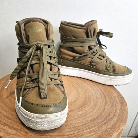 2/$25 Native sz6 Chamonix Winter Boots - Picture 2 of 12